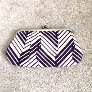 💙🤍Chevron Patterned Clutch🤍💙